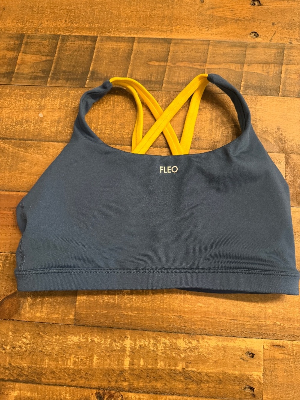 Fleo Isla Sports Bra - Medium Support Scoop Neck + 4 Strap Bk - Size Medium NWOT